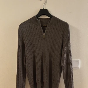 Kabelstickad Half Zip Stenströms - Tja! Säljer nu denna sjukt snygga kabelstickade half zipen från Stenströms i storlek S. Passar perfekt nu inför vintern. Skicket är 7,5/10, den har en liten deffekt i kragen därav det billiga priset. Vid fler frågor/bilder är det bara att skriva!