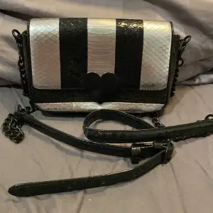 Säljer denna snygga handväska från Victoria secret då jag  inte använder den. Den är i jättebra skick, och går inte att köpa någon annanstans. Jag köpte väskan för 500, och har knappt använt den!!