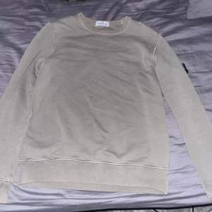 Stone island sweatshirt i storlek 164-170 ungefär, nypris ligger runt 1800 kr. Den är i gott skick bara att det är lite slitet vi ärm kanterna men inget som man tänker på jätte mycket. Skriv privat om du har några frågor eller funderingar!