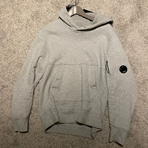 C.p company hoodie - C.p company hoodie i väldigt bra skick, kvitto finns. Storlek medium men sitter som small Ord. 2200