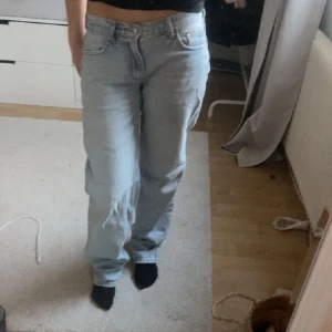 Ljusblåa Jeans - säljer dessa jätte fina jeans från ginatricot. Dom är i storlek 34 och bara använt fåtal gånger!