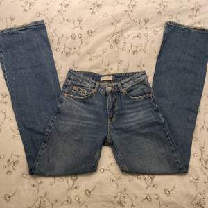 Säljer mina jeans från Gina tricot i modellen full length flare. Lite upptrampade längst ner vid hälarna men inget som är svårt att t.ex. klippa bort eller vika in. 200kr + frakt. Använd gärna köp nu, om du har frågor så är det bara att skriva 💕