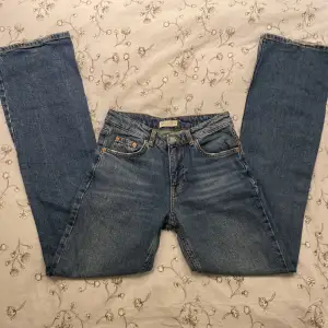 Säljer mina jeans från Gina tricot i modellen full length flare. Lite upptrampade längst ner vid hälarna men inget som är svårt att t.ex. klippa bort eller vika in. 200kr + frakt. Använd gärna köp nu, om du har frågor så är det bara att skriva 💕