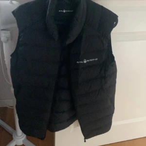 Väst - Säljer denna sail racing väst i storlek S som jag använde under förra sommaren några gånger har inte använt den på över 1 år köpt för 1400 säljer för 600 i bra skick, hör av om ni undra något kan tänka mig o sänka vid snabb affär