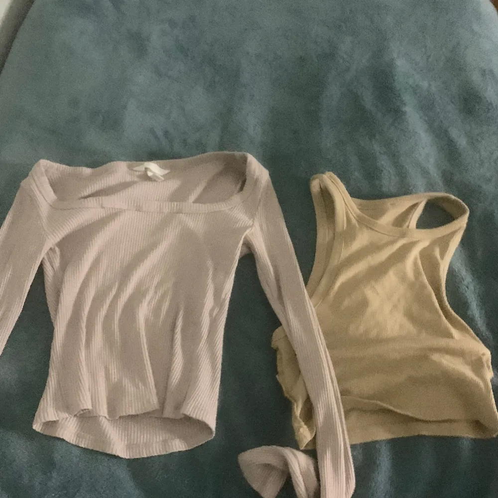 Hej jag säljer två beiga tröjor i storlek S och XS. Den ena är från H&M och den andra är från Zara. Ni får jätte gärna höra av er om ni är intresserade. Ni betalar både för frakt och för tröjorna 😀. Toppar.