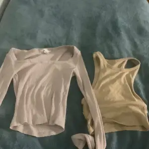 Hej jag säljer två beiga tröjor i storlek S och XS. Den ena är från H&M och den andra är från Zara. Ni får jätte gärna höra av er om ni är intresserade. Ni betalar både för frakt och för tröjorna 😀