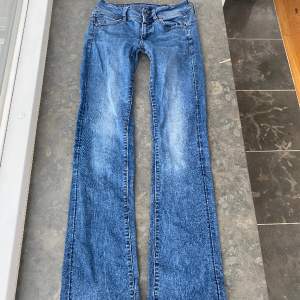 Super snygga lågmidjade jeans. Lite stora på modellen som är 170 lång. Midjemåttet är 40cm tvärsöver och inerbens längden är 91cm. Passar någon som är väldigt långa 🩷