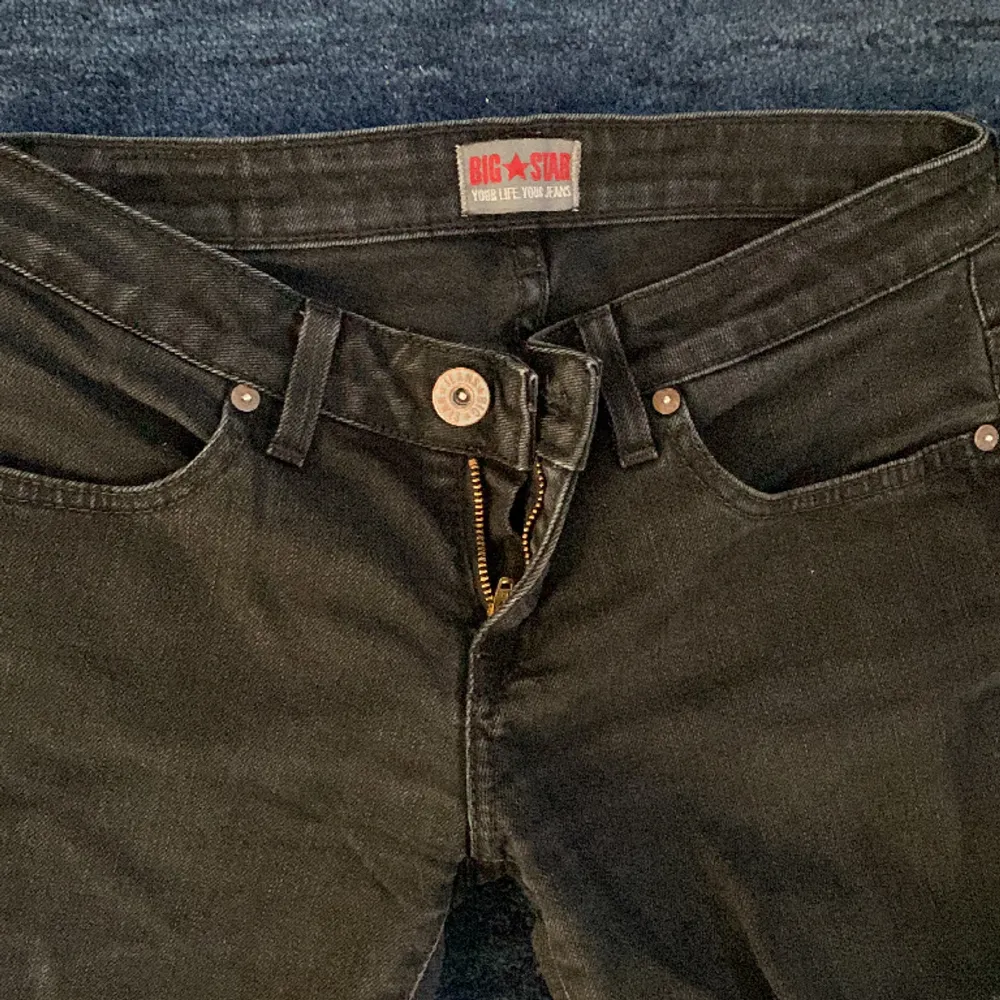 Jätte snygga lågmidjade jeans från ”big star”! Super bra skick och säljer då dom tyvärr inte passade på mig💗. Jeans & Byxor.