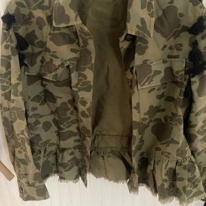 Grön jacka  - Supersnygg grön militärjacka som är köpt här på Plick men jag har knappt använt den för att den ej kommit till användning. 