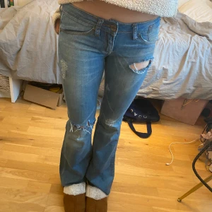 Asballa bootcut jeans med låg midja🥰 - Skitsnygga jeans med lågmidja och snygga revor🥰 jag är runt 170! Mått: midja:37cm innerbenslängd:79cm