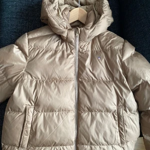 Gant jacka  - Dunjacka från Gant. Jr storlek 170, jag är 160 och brukar ha 34/36. Svag fläck längst ner som syns på sista bilden💖