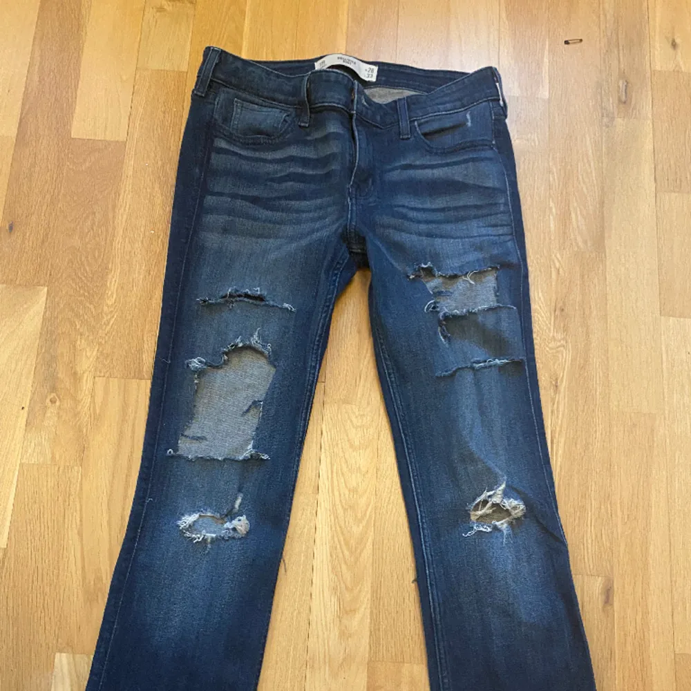 Asballa bootcut jeans med låg midja ifrån hollister🥰🥰jeansen har även massa coola revor, dem är bra på mig i längden som är runt 170🥰innerbenslängd:82cm  Midjemått:36cm . Jeans & Byxor.