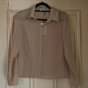 Beige skjorta - Transparent skjorta, helt oanvänd med prislappen kvar