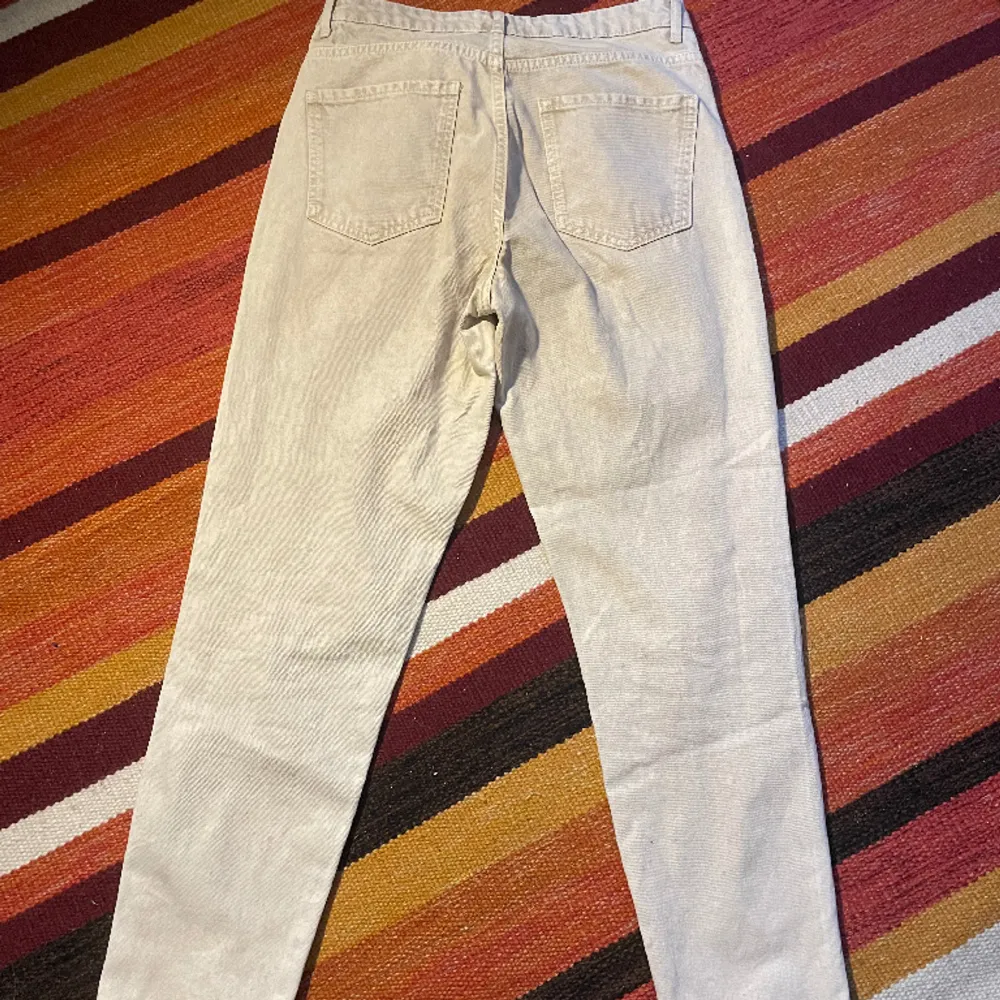 Snygga jeans från Gina tricot i storlek 36. Använda fåtal gånger och i perfekt skick💕. Jeans & Byxor.