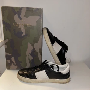 Snygga Flycrews - Ett par riktig snygga Flycrew. Skorna säljs inte längre med ett ny pris på runt 5200 kr. Några nitar saknas annars är skorna fina. Säljer skorna då dem inte passar. Storlek 40,5 Eu sitter ofta stort passar runt 41. Kvitto box dustbag ingår. 