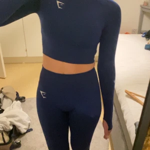 Gymshark set - Säljer mitt nästan helt oanvända set från Gymshark, där båda delarna är i Xs. Båda för 600kr eller 1 för 400kr. Super snyggt och skönt gym set. Nypris 1000kr.  Frakt tillkommer 