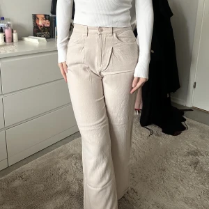 Ljusrosa linnen byxor - Superhärliga linnenbyxor i storlek XS men funkar bra för någon med storlek S. Extremt sköna & lätta att ha under vardagen💘