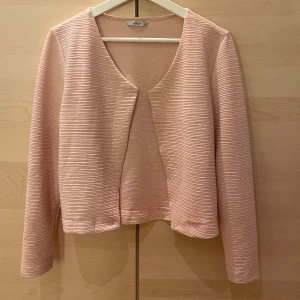 Kavaj kofta  - Det är en vanlig kofta men ser ut som en kavaj, men kan klä upp den till finare tillfällen men även klä ner den till vanliga tillfällen men ändå vara bekväm. Den är skön att ha på sig. Jag säljer den nu då den har blivit för liten, använd 3 gånger 