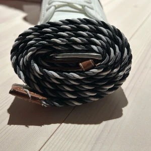 Grisch bälte - Grisch bälte 9/10 skick c 110 cm långt. Vitt grått svart 