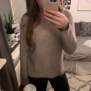 Stickad tröja - Stickad tröja från vero moda som är egentligen rosa men färgen har ”gått bort” lite. Använd köp nu🙏🏼