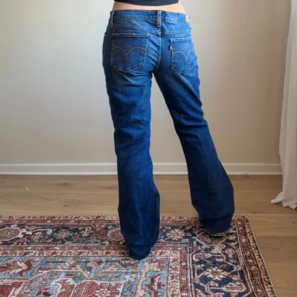 Så snygga lågmidjade vintage Levis. Midjemåttet är 87cm och innerbenslängden är 83cm. . Jeans & Byxor.