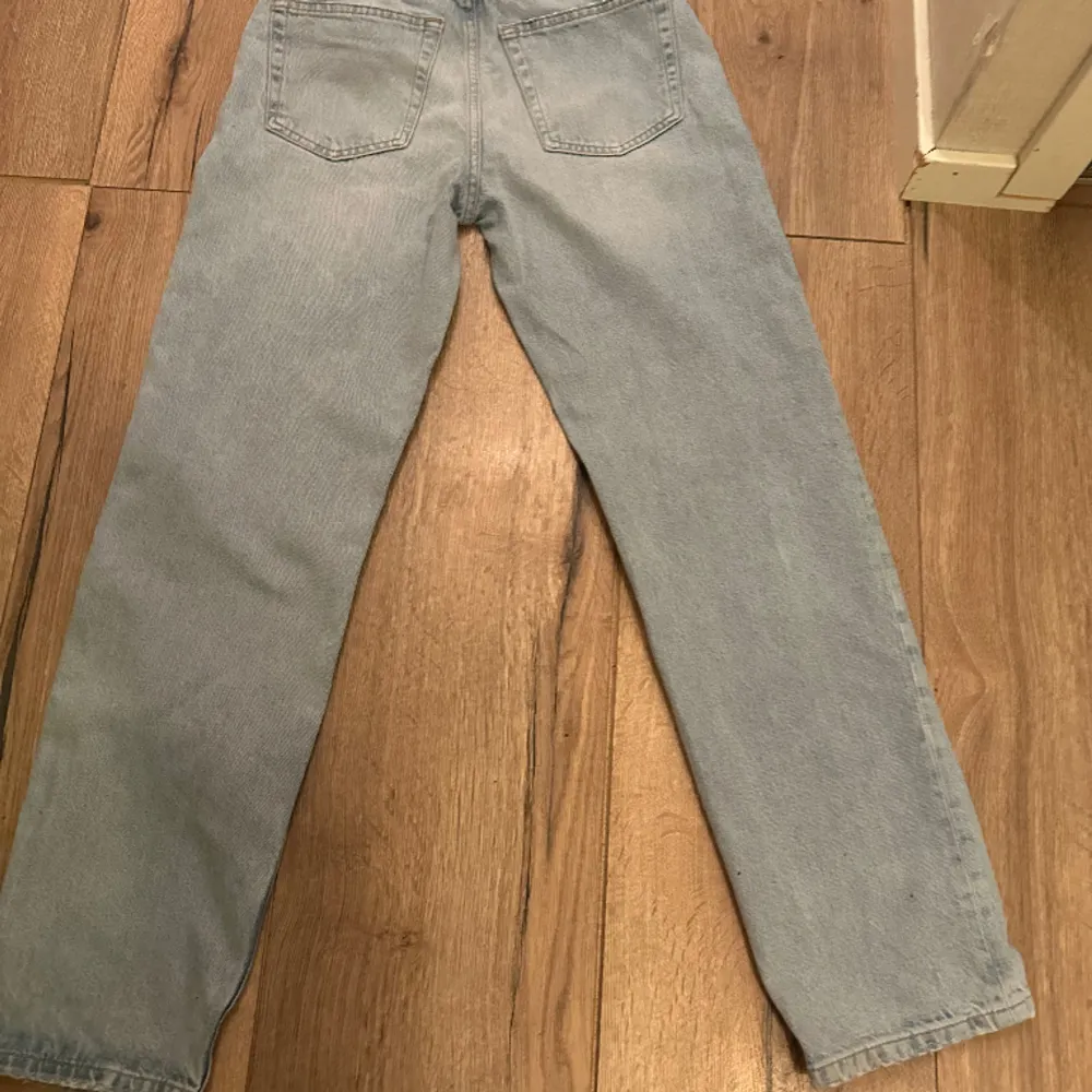 Hej, jag säljer ett par jeans från Gina tricot som är i nytt skick då dom knappt är använda. Modell: 90s high waist jeans. Strl:34 . Jeans & Byxor.