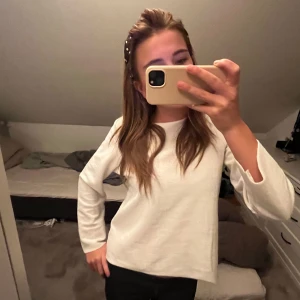 stickad tröja  - Säljer denna vita stickade tröja med kortare ärmar och fina detaljer nertill, vid ärmarna och vid halsen 😎😎 står storlek M men skulle även säga att den passar en XS, S 