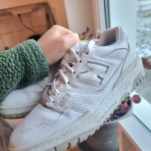 New Balance 550 - Endast använda 3 gånger. Inga större märken eller fläckar.  Nästan som nya.  Köpta för 1799:-