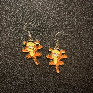 Örhänge med Tiger - Nya örhänge med Tiger från nalle puh. Krokarna är inköpta som nickelsäkra.