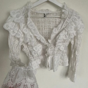 Topp - Vit trendig topp från Nelly i storlek 34/xs, knappt använd 