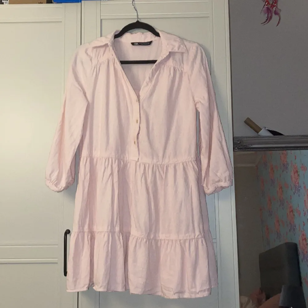 Rosa klänning som jag köpte på zara i somras. Klänningen är i storlek XS men är lite stor i storleken. Jag har använt kläningen 1 gång på skolavslutningen men den har tyvärr inte kommit till användning igen. Köpt för 599kr. Priset kan diskuteras. . Klänningar.