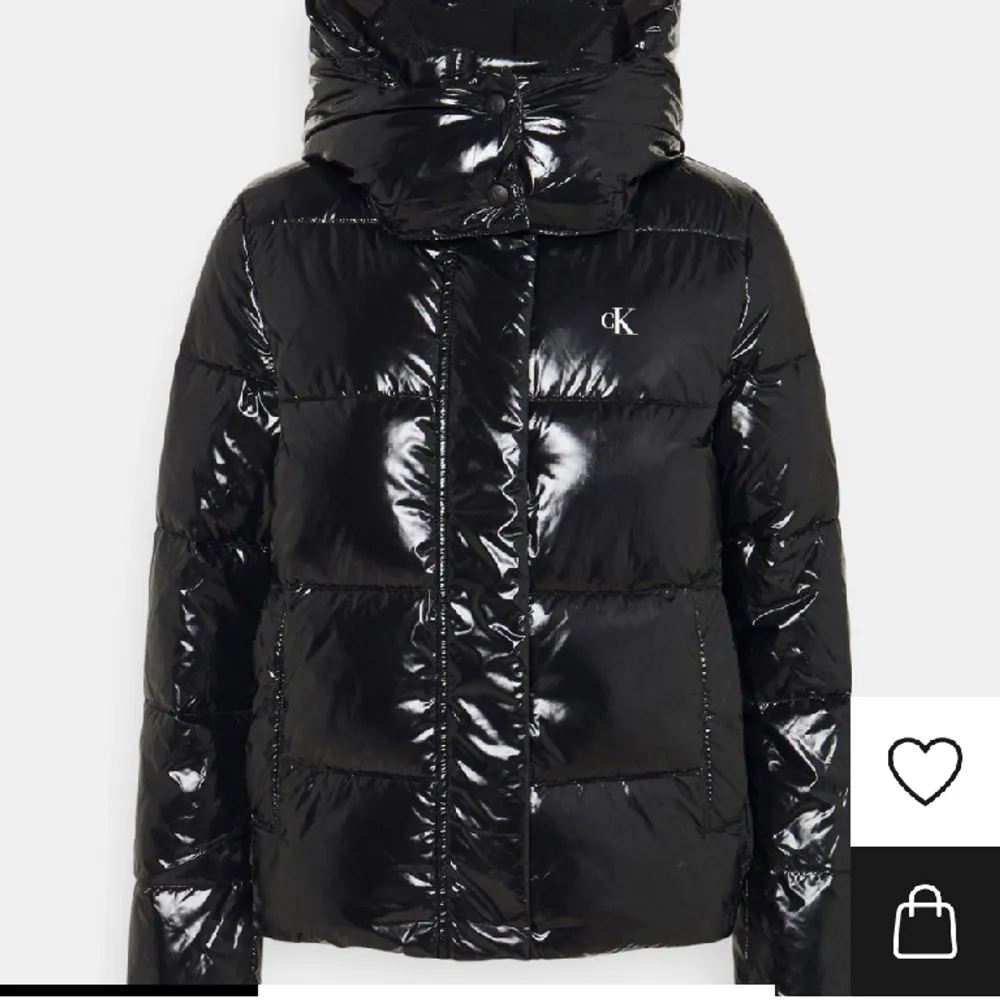 Säljer denna jacka från Calvin Klein. Den är använd en vinter och är i väldigt bra skick. Storlek S. Nypris 2200kr säljer för 1199kr!. Jackor.