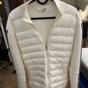 Intresse koll! - Börjar bli sugen på något nytt och tänkte låta denna cardigan hitta en ny ägare! Skriv till mig om du är intresserad!