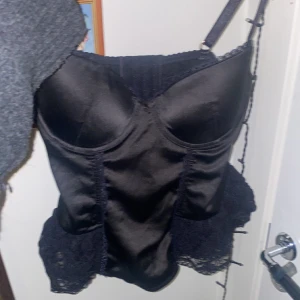 Korsett-topp - Korsett från lindex. Spets och svart. 
