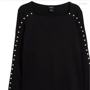 Svart tröja pärlor Lindex - Säljer denna fina tröja då den inte kommer till användning. Den är slutsåld och i nyskick. Tröjan är i stl M men sitter mer som en XS-S. Köptes för 250kr. Kan både posta och mötas upp 💕