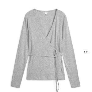 Arket ribbad topp med omlott  - Säljer min fina arket omlott topp! Endast använd en gång! ❤️