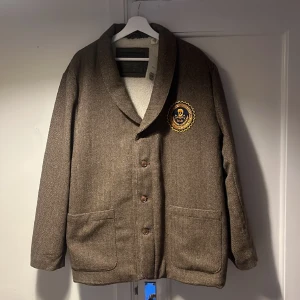 Jacka - En skitsnygg jacka/rock från Levis. Varm och len. Aldrig använd. Säljes pågrund av har för mycket jackor. Pris går att diskutera vid smidig affär! 