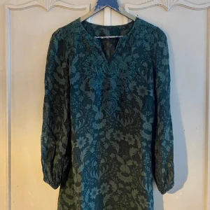 Långärmad Blus - Långärmad blus med fina broderierSaknar storlek men skulle säga att den passar M-XL beroende på hur en vill att den ska sitta. Så fin och i bra skick men säljer för att den tyvärr inte kommer till användning. Hör gärna av dig om du har några frågor! 