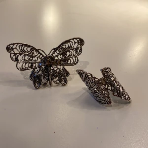 Siver ringar - Säljer dessa superfina silver ringar då dem inte kommer till användning särskilt ofta. Fjärilsrkngen är justerbar. Går att köpa förtjej  