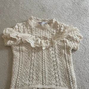 Topp - Beige topp från Zara. Stickad topp med volang. Strl S