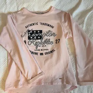 En mysig rosa Hampton Republic tröja. Bra skick, dock har den två små fläckar på ena ärmen (drar ner på priset). Går nog att ta bort med fläckborttagningsmedel.  Kan mötas upp i Finspång/Norrköping eller skicka, köparen står för frakt :)