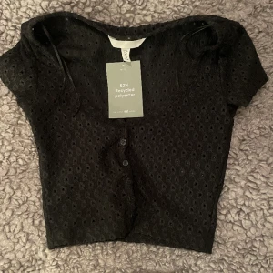Topp - Aldrig använd, svart topp som har lite håligt mönster från hm 