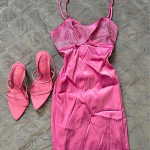 Klänning  - Helt ny klänning kan köpas ihop med skorna 