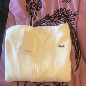 Lacoste kofta - Aldrig använt har kvar lapparna på sig.