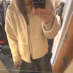 Teddy jacka - Jag säljer denna nästan oanvända Teddy jacka från Carin Wester! Den kommer inte till användning viker är synd för den är sjukt snygg!  Nypris 900  TRYCK INTE KÖP NU