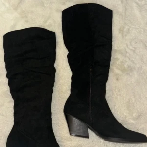 Svarta boots - Helt oanvända. Säljer pga av att jag som har strlk 39 råkade köpa strlk 40. Har nu även dessa i 39 och de är jätte lätta att gå i.🌸🌸🌸 Nuvarande pris på boohoos hemsida: 522 kr + eventuell frakt, jag säljer för 350 kr.💕💕