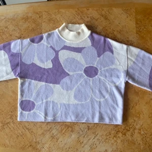 Blommig tröja - Superfin, blommig tröja. Den har en liten fläck, nästan inte synlig, på baksidan av ärmen (bild 3). Bara att skriva om du undrar något:)
