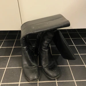 Stövlar - Säljer mina väl använda stövlar på grund av att de mest står i garderoben nu för tiden. De är storlek 41 men passar mig som har storlek 40 på andra skor.