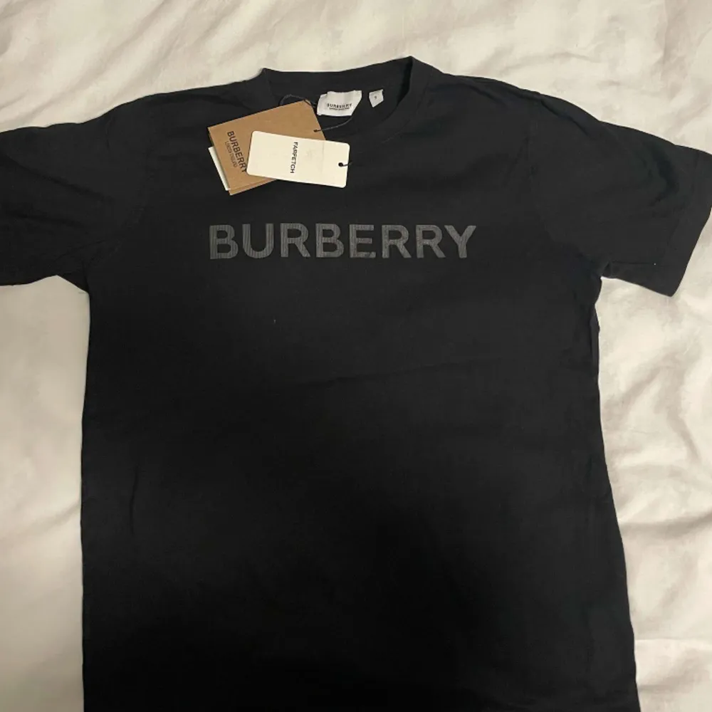 Hej säljer nu min burrbery t-Shirt skicket är 10/10 säljer för storleken är liten på mig, Pris kan diskuteras  vill ba få den såld . T-shirts.