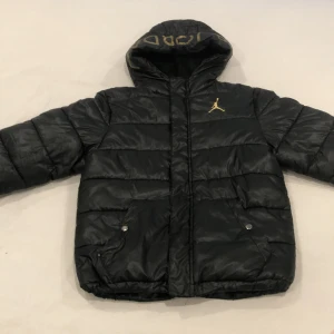 Jordan vinterjacka - Köpt från Zalando för 950:- Högra fickan är lite förstörd. Storlek: 12-13 yrs, 147-163cm 